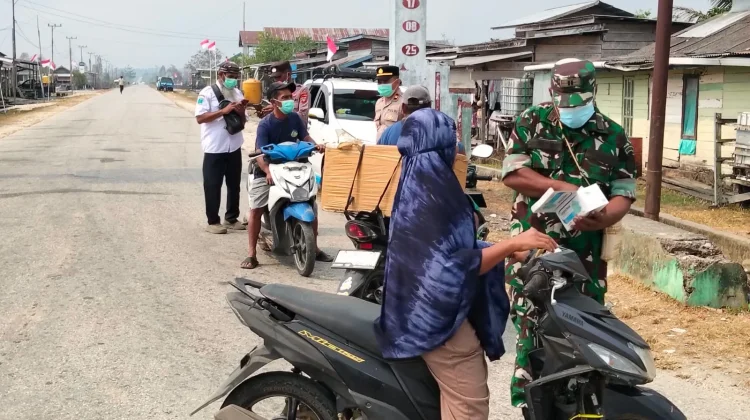 Koramil Bomberay Bagikan Masker Kepada Warga Terdampak Asap Karhutla