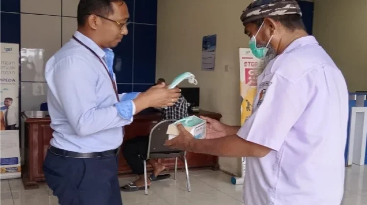 Puskesmas Bomberai Bagikan Masker Lindungi Warga dari Asap