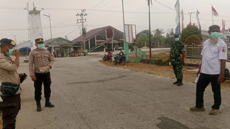 Polsek Bomberay Bersama Puskesmas Bagikan 200 Masker Gratis