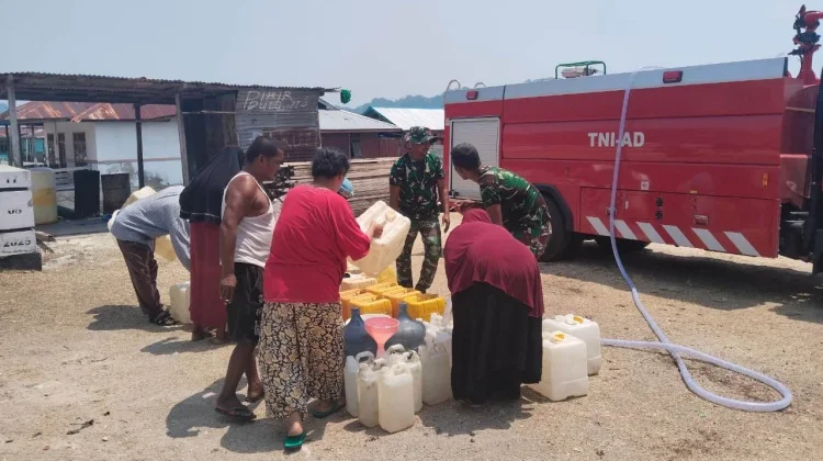 Kodim Fakfak Kembali Salurkan Air Bersih untuk Warga Terdampak