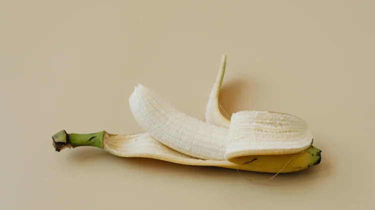 Cara Memutihkan Gigi dengan Kulit Pisang