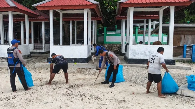Polairud Fakfak Jaga Kebersihan Laut Melalui Program Kegiatan Asri
