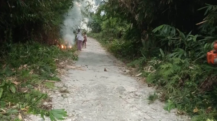 Warga Tanama Rutin Bersihkan Ruas Jalan Selama Agustus Penuh