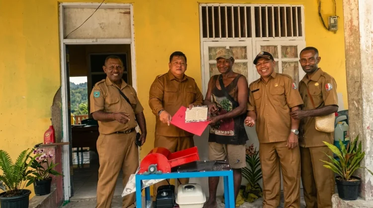 Bantuan Mesin Parut, Pengolahan Sagu di Kayauni Makin Efisien