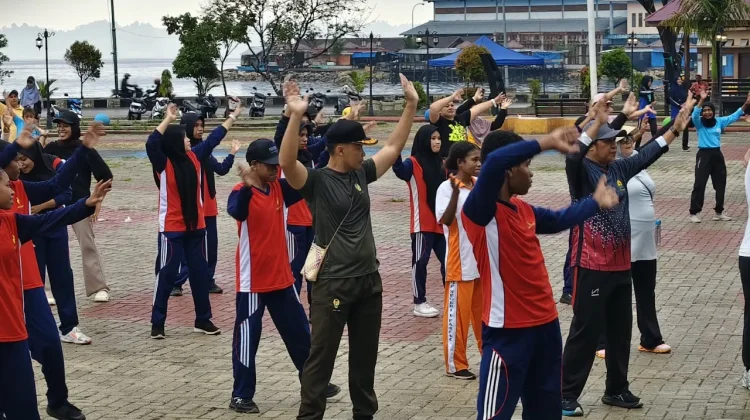 Dandim 1803 Fakfak Ikuti Senam Bersama Peserta Jalan Sehat