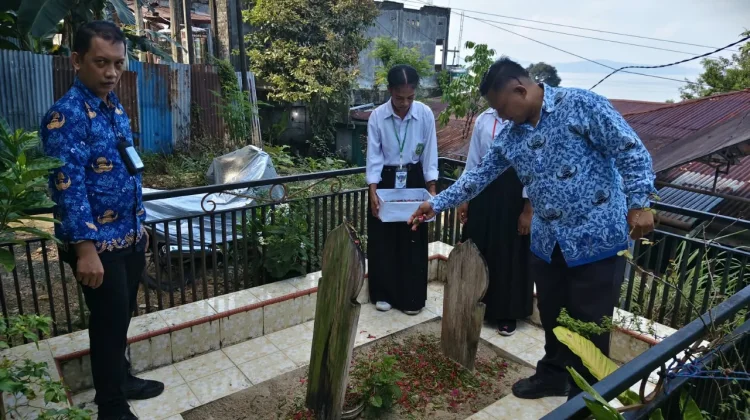 RRI Fakfak Ziarah Makam Senior usai Upacara HUT RRI