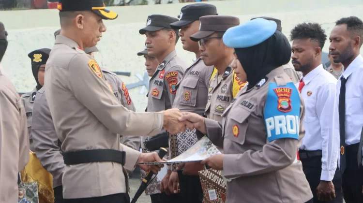 Lima Belas Personel Polres Fakfak Raih Penghargaan Bhayangkara Teladan