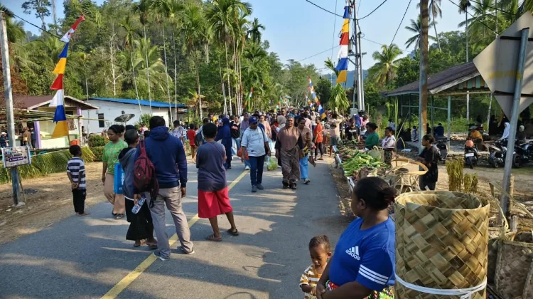 Warga Antusias Festival Budaya Teluk Berau Dorong UMKM Lokal