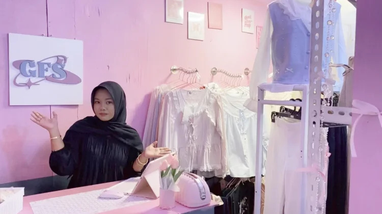 Nuansa Pink dan Personal Branding Jadi Ciri Girl Fashion Story Fakfak