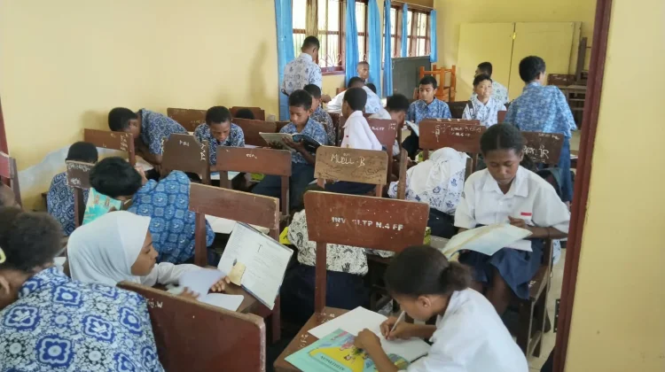 SMP Negeri 4 Fakfak Perkuat Literasi Kepada Siswa