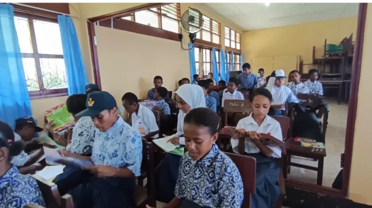 Siswa Antusias Sambut Perpustakaan Keliling Fakfak