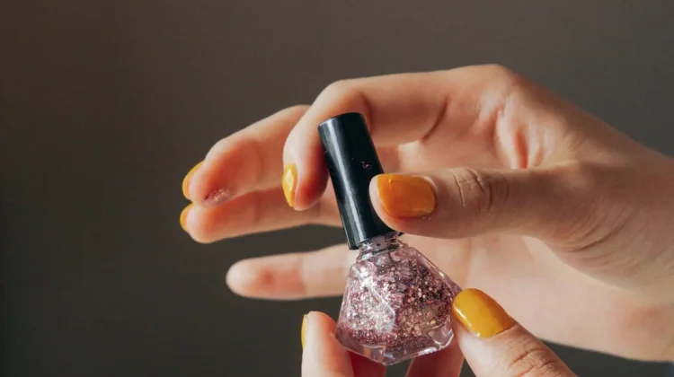 sebelum Memakai Kuteks, Kenali Dulu: Kandungan, Risiko, dan Cara Penggunaan yang Aman
