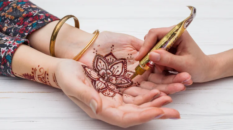 Ketahui Cara Menghilangkan Henna di Tangan