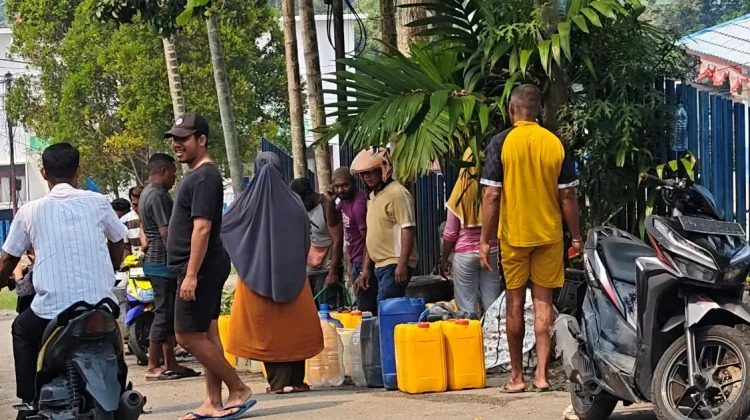 Kemarau Panjang Melanda Fakfak, Warga Antre Mendapatkan Air Bersih