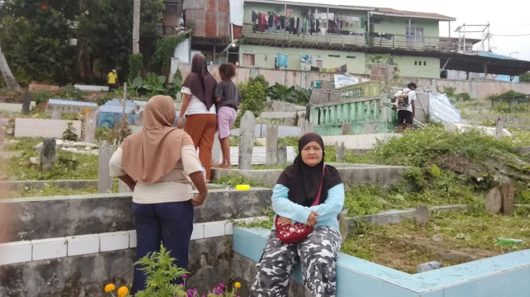 Kelurahan Fakfak Selatan Bersama RT Bersihkan Pemakaman Kota