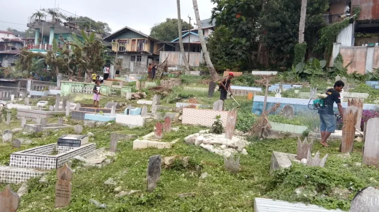RT Bersama Kelurahan Jaga Kebersihan Pemakaman Kota Fakfak