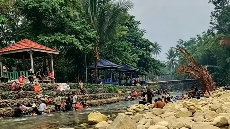 Kemarau Panjang, Warga Fakfak Andalkan Sungai Air Besar