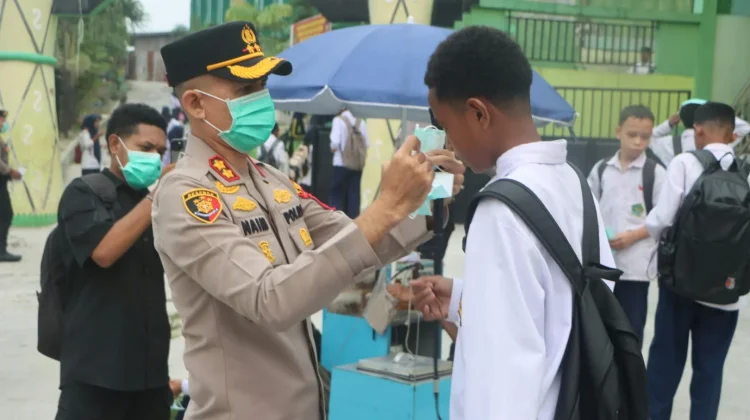 Kapolres Fakfak Turun Langsung Bagikan Masker kepada Pelajar