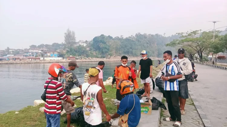 jelang HUT Kota Fakfak ke-126, Pengemudi Ojek Bergerak Bersihkan Jalan Baru