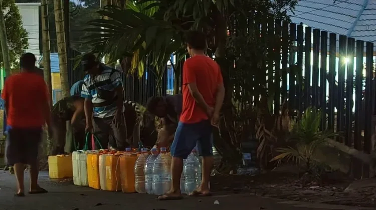 Warga Fakfak Mengantri Air PDAM hingga Larut Malam
