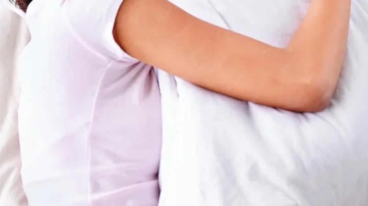 kebiasaan seseorang yang setiap tidur suka memeluk bantal