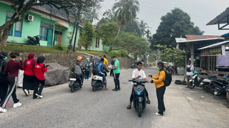 Jalan Santai Sambil Bagikan Masker, RSUD Fakfak Ajak Warga Peduli Kesehatan