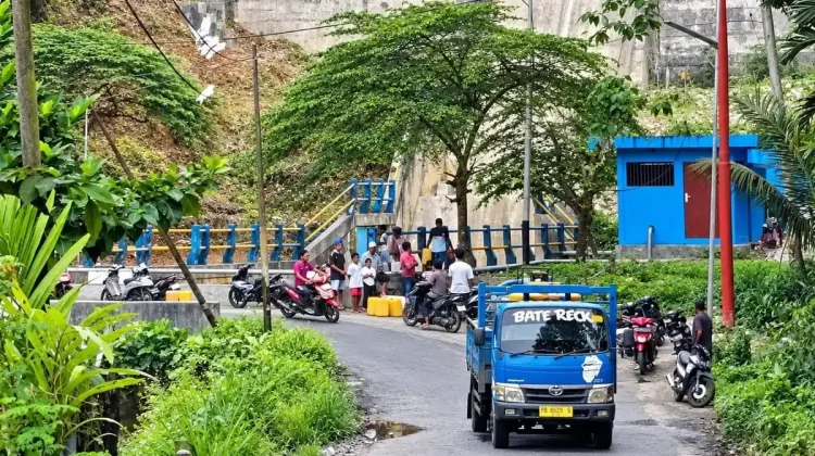 Kekeringan Meluas, Warga Fakfak Berburu Air Bersih