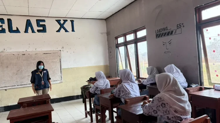 Pendampingan Unpad Buka Akses Pembelajaran Baru Siswa di Distrik Bomberay