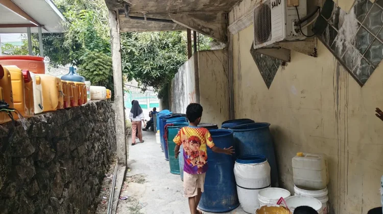 Warga Wagom RT 29 Berbondong Bondong Tunggu Bantuan Air Bersih Pemerintah