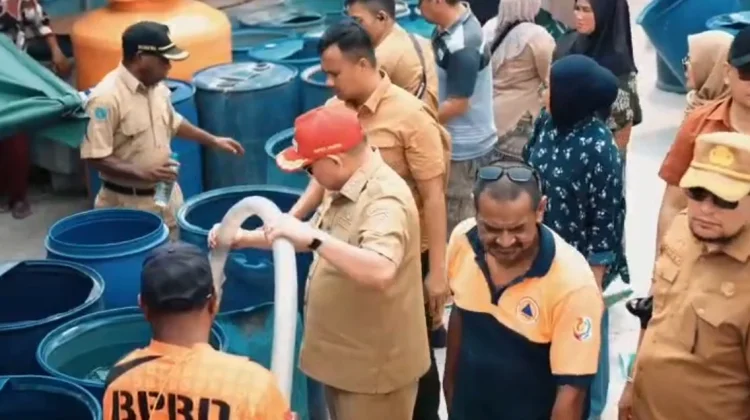 Pemkab Fakfak Layani Warga Salurkan Air Bersih Selama Sepekan Kekeringan