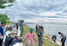 Gotong Royong, Fakfak Bersatu Bersihkan Pesisir dan Pasa