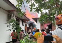 Polres Fakfak Sigap Tangani Kebakaran di Fakfak Utara