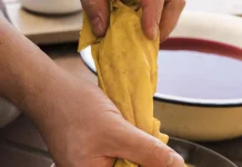 Tips Menghilangkan Noda Minyak Lengket Dikain lap