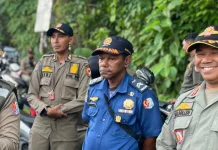 Satpol PP Fakfak Sosialisasi Damkar Sambil Berbagi Takjil