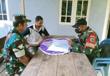 Babinsa Koramil Fakfak Laksanakan Komsos Bersama Warga Kampung