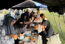 IID Fakfak Borong Takjil UMKM di Bazar Ramadhan
