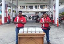 SPBU Fakfak Bagikan Takjil Kepada Pengendara Menjelang Berbuka