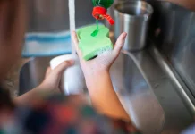 Sudah Dicuci Pakai Sabun tapi Gelas Tetap Kusam