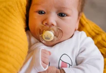 Mengapa Anak Bayi Suka Mengisap Jempol atau Compeng