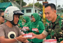 Dandim 1803/Fakfak Bersama Persit Bagikan Takjil Ramadhan