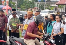 Sekda Papua Barat Berbagi Takjil Ramadan di Fakfak