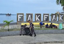 Personel Ops Trisila TNI AL Bersihkan Taman STTB