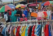 Warga Fakfak Padati Pasar Dulanpokpok Berburu Pakaian Murah