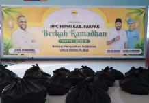 BPC HIPMI Fakfak Salurkan Puluhan Paket Sembako jelang Idulfitri