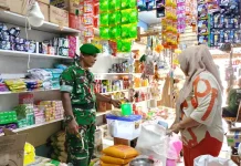 Babinsa Fakfak Pantau Harga Bapok jelang Idul Fitri