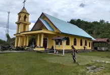 Babinsa Karas Bersama Warga Bersihkan Halaman Gereja