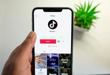 Scroll TikTok atau Baca Buku: Mana Lebih Worth It