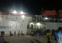 Pemudik Antre Naik Kapal Perintis di Pelabuhan Fakfak