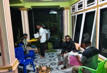 Kepala Distrik Pariwari Layani Warga meski Libur