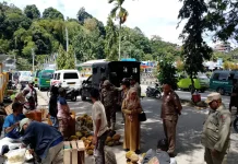 Satpol PP Fakfak Tertibkan Pedagang di Kawasan Pasar